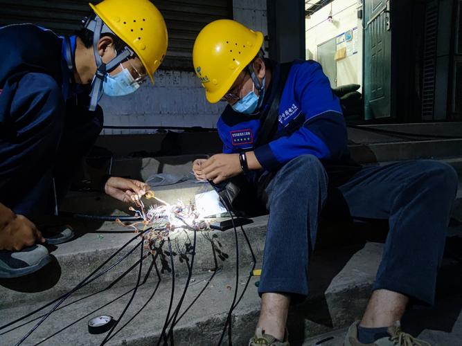 的维护工程师图为智慧家庭工程师室外熔接皮线光缆,搭建网络环境图